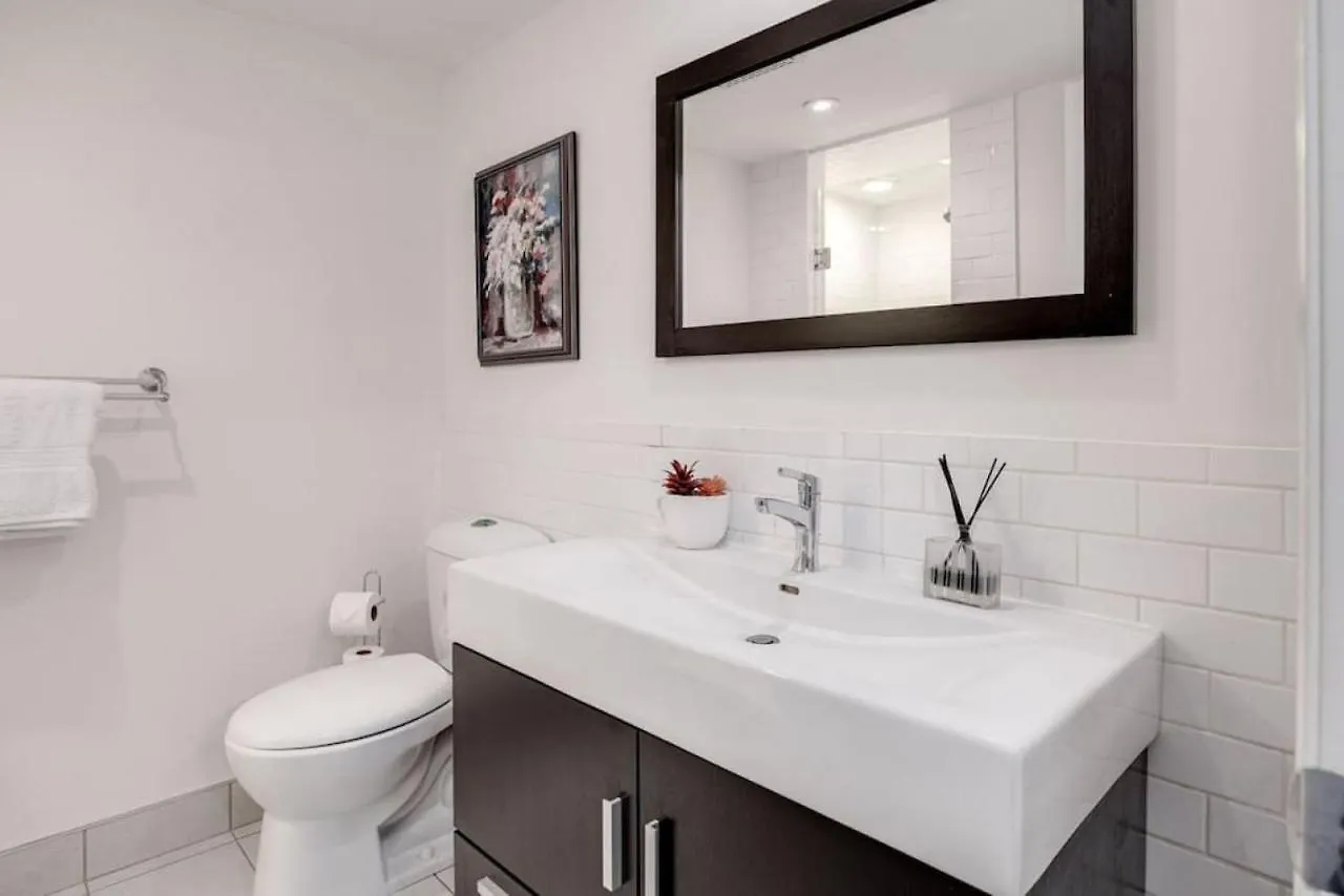 Urban Apt With Highspeed Wifi Near Shopping Malls Toronto Canada