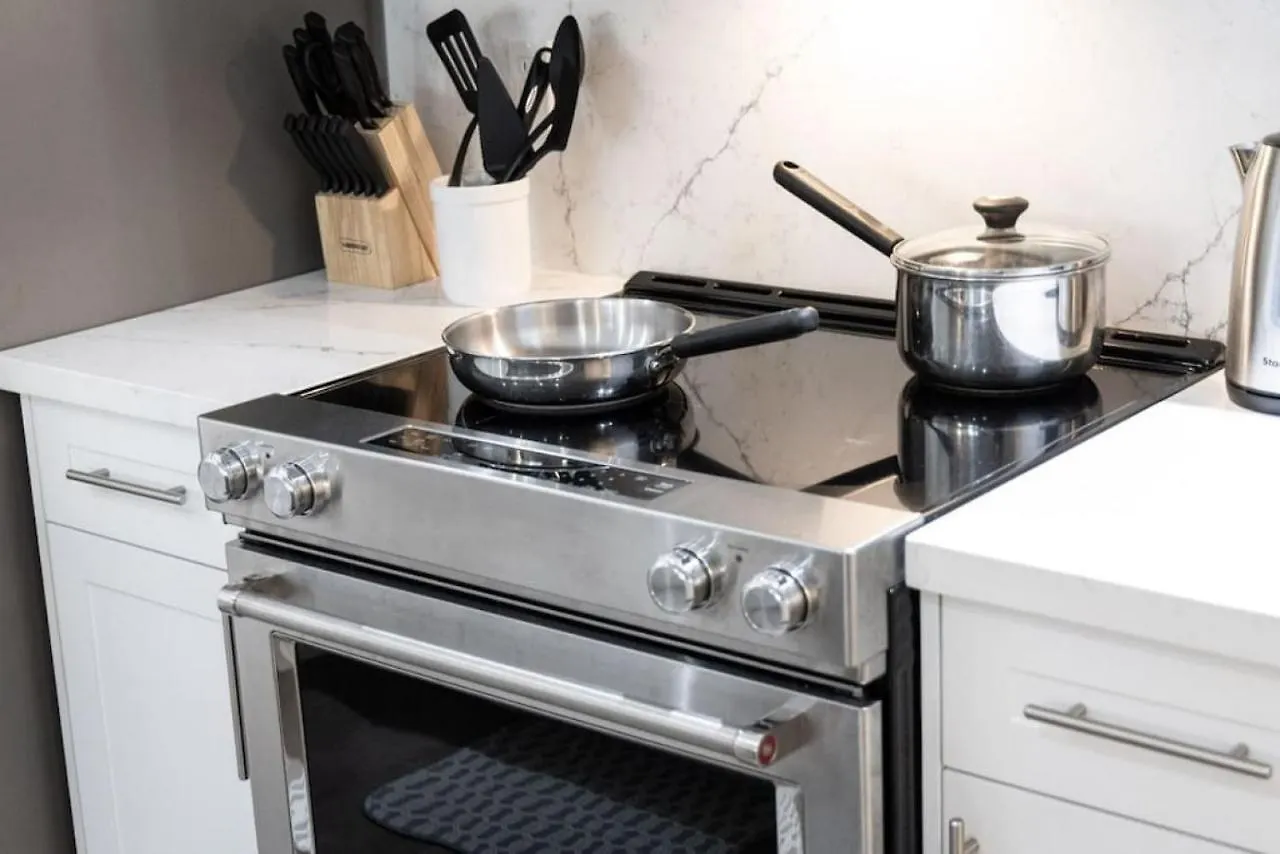 Urban Apt With Highspeed Wifi Near Shopping Malls Toronto Holiday home